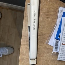 VIDAL SASSOON 25MM CREAM CERAMIC HAIR STRAIGHTENERS.