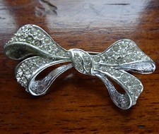 vintage clear rhinestone ribbon bow silver tone brooch -N179