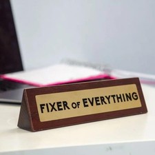 Wooden Desk Plaque Sign Desk Decoration Novelty Humor Gift Fixer Of Everything