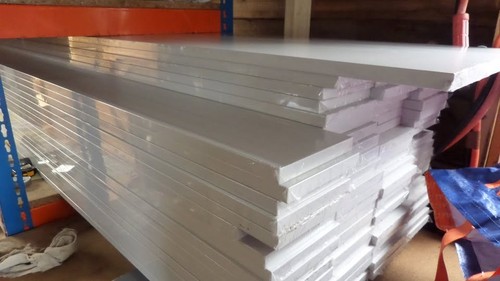 Kitchen plinths off - white,