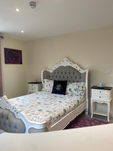 Stunning white rococo bed - stunning,