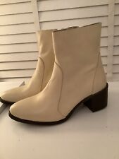 HUSH PUPPIES ‘WINONA’ FABULOUS CREAM SOFTEST UNLINED LEATHER BOOTS. SIZE 7 (40)