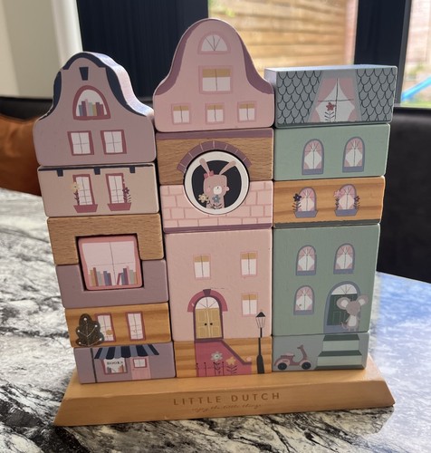 Little dutch wooden facade - little,