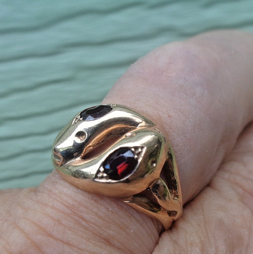 Gold garnet snake - ring, 9ct