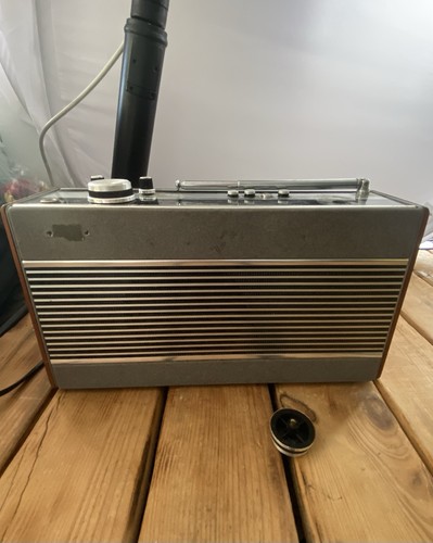 Roberts r900 radio powers up - radio,