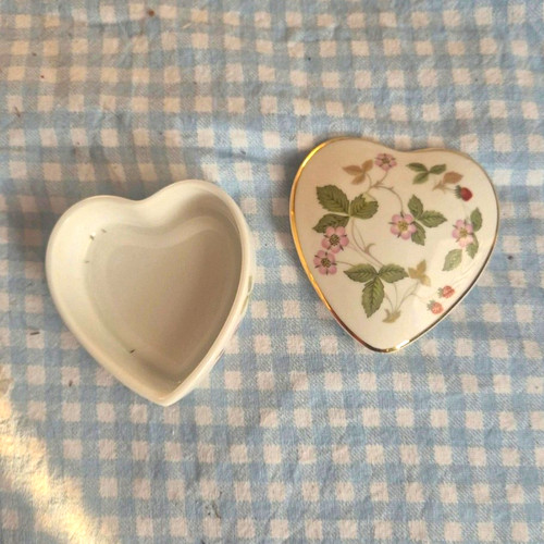 Wedgwood wild strawberry heart - strawberry,