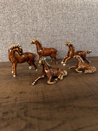 Small glossy ceramic horse - glossy,