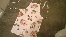 Ladies Floral Apron (NEW & UNWORN) (52 x 76cm) fit most sizes Bib style Pinny 