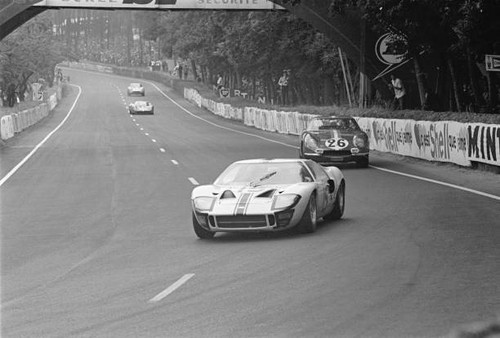 Ford gt40 leading the ferrari - gt40,