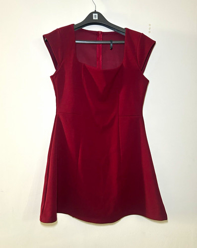Burgundy neck fit - v-neck,