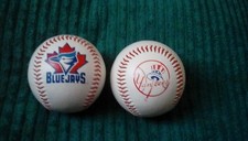 2 x BASEBALL BALLS ( YANKEES &