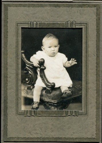 Portrait baby on chair - on,