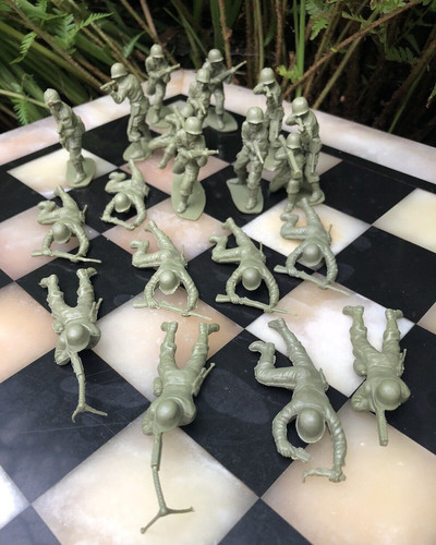 Vintage plastic toy - 20,