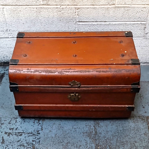 Vintage brown metal travelling - metal,