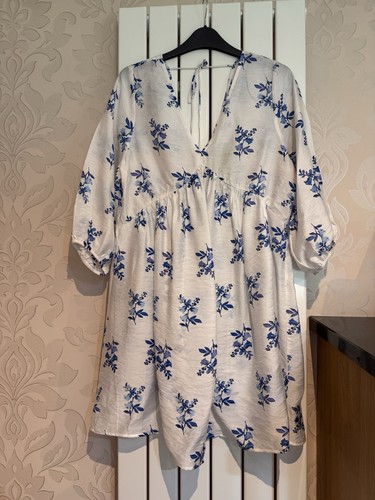 White and blue floral - blue,