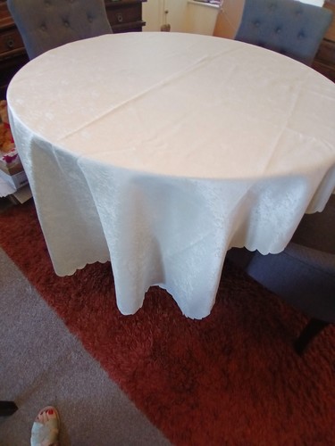 Scalloped edge damask - edge,