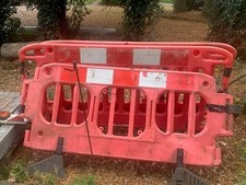 ROAD BARRIERS 3X TRAFFIC MANAGEMENT CHAPTER 8 PEDESTRIAN PLASTIC SAFETY BARRIER