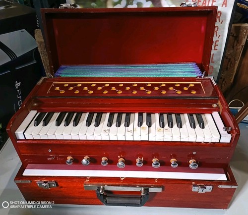 Vintage harmonium pump organ - pump, organ.