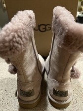 NEW IN BOX UGG WOMEN'S PLUMDALE CUFF SHORT BOOTS 1102933 POM POM SIZE 6