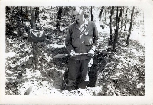 Ww2 photo soldier digging - photo,