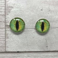 Green glass eyes great for needle felting, taxidermy, dragon cat eye(005)