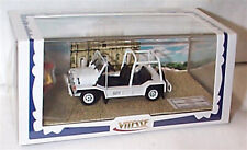 1/43 MOKE CAR RENTAL MACAU WHITE WITH 2 FIGURES & MACAU STREET SIGN 21155 New