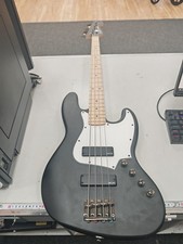 Squire fender jazz bass - by,
