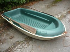 A 1960 Sportyak dinghy,  comes with 2 hardwood oars and spare rowlock