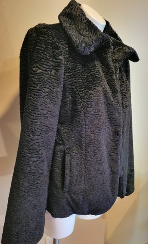 Gallery size medium - gallery, faux
