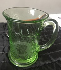 VINTAGE 1935 KING GEORGE V / QUEEN MARY SILVER JUBILEE GREEN GLASS TANKARD.