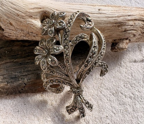 Beautiful vintage silver tone - beautiful,