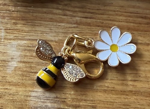 Bee daisy clip on charm - bee,