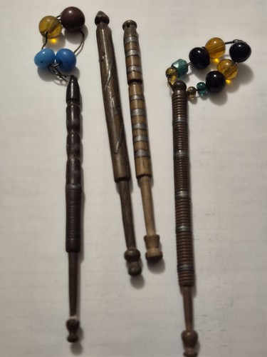 Vintage lace bobbins with - x,