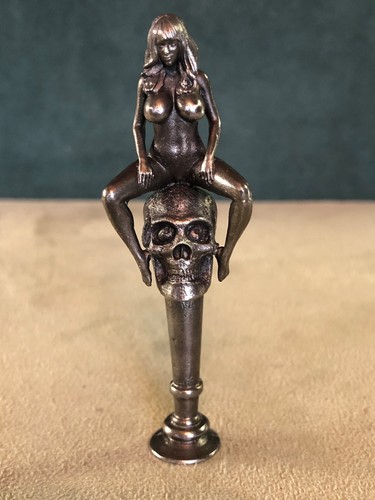 Nude looking skull - on, pipe