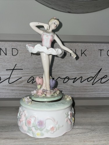 Fine porcelain ballerina - fine,