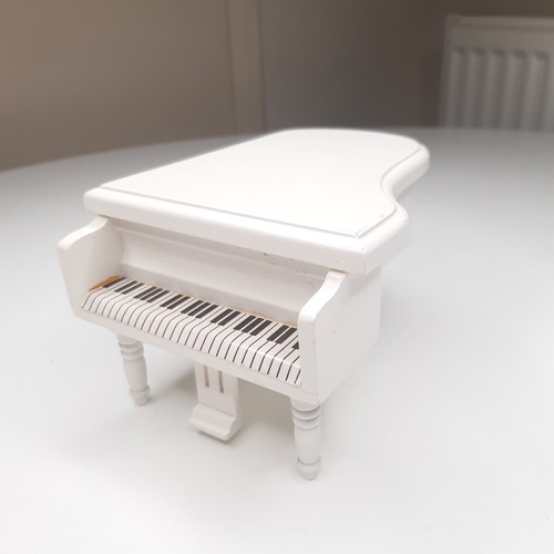 Dolls house scale white - house, 1:12