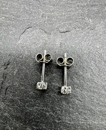 Diamond stud earrings white - in,