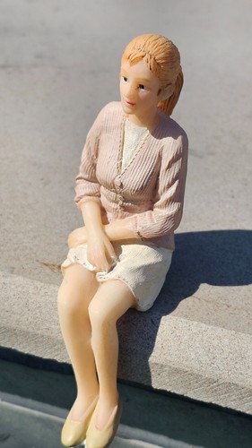 12th scale dolls house - dolls,