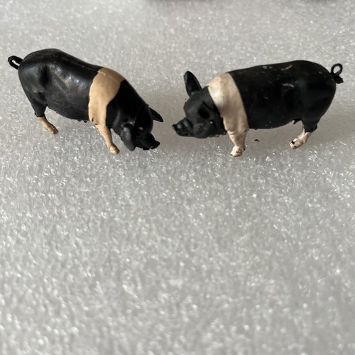 Britains farm saddleback - farm,