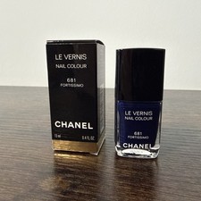 BNIB CHANEL Le Vernis Nail