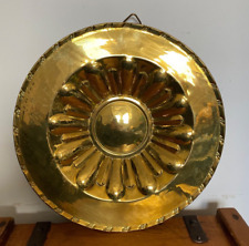 LARGE IMPOSING 19THC ANTIQUE BRASS JELLY MOULD STYLE HERALDIC WALL PLAQUE SHIELD