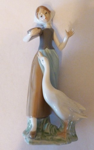 Lladro figurine girl feeding - -,
