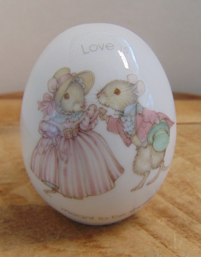 Vtg porcelain egg love - vtg, is