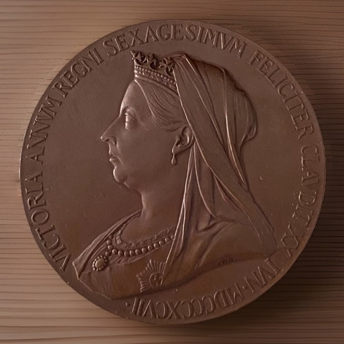 Queen victoria bronze diamond - victoria,