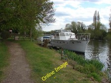 Photo 12x8 Thames mooring