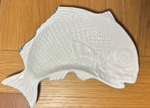 Vintage white curved fish - white,