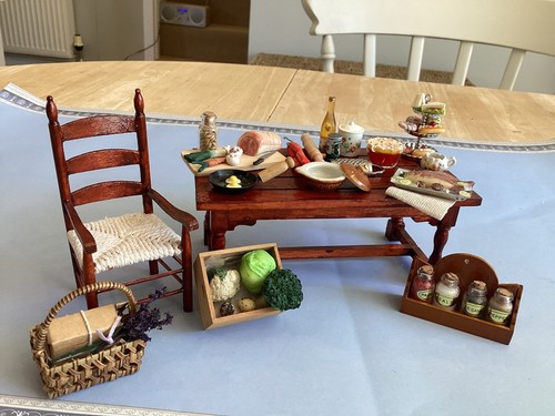 Dolls house scale - dolls,