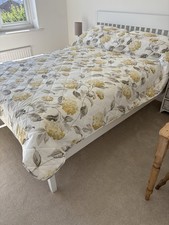 Laura Ashley Camomile Lightweight Reversible  Quilt 200 X 200cms VGC