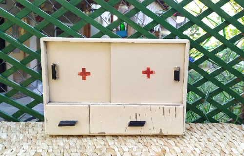 Vintage medicine cabinet - ,