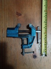 ☀️VINTAGE ANTIQUE SMALL HOBBY VICE 1.5" Jaw Clamp Down Fitting Working Condition